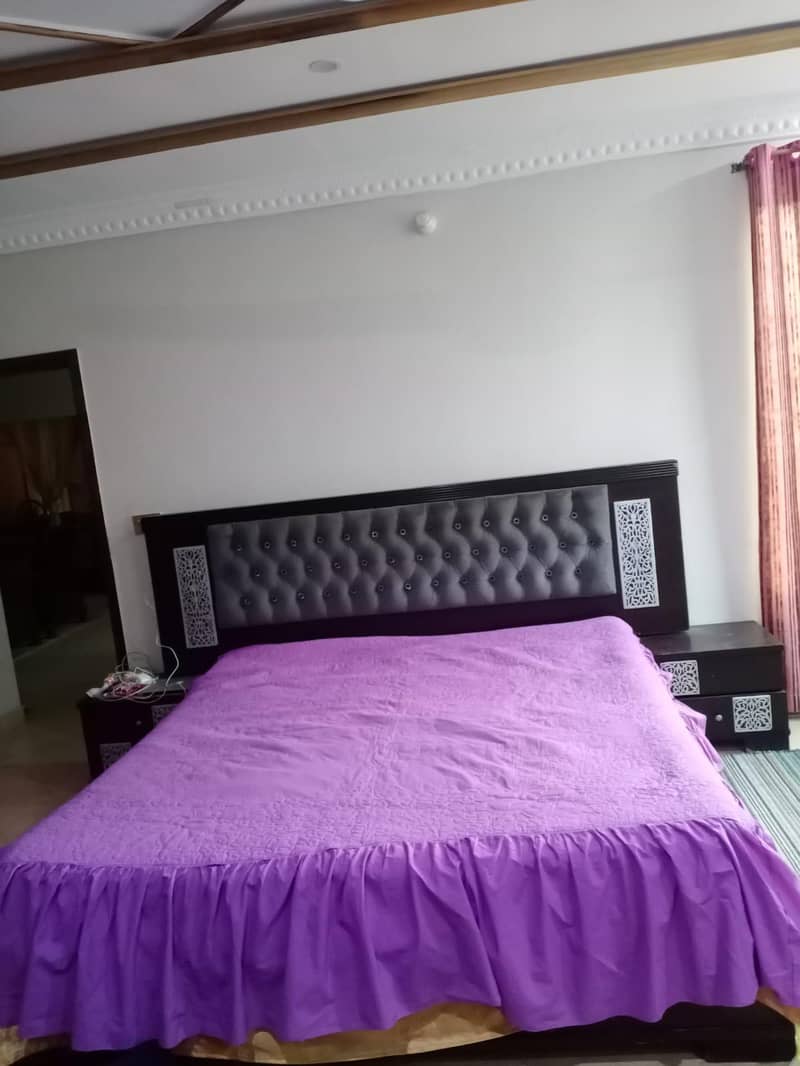 Modern Masterbed with sidetables 0