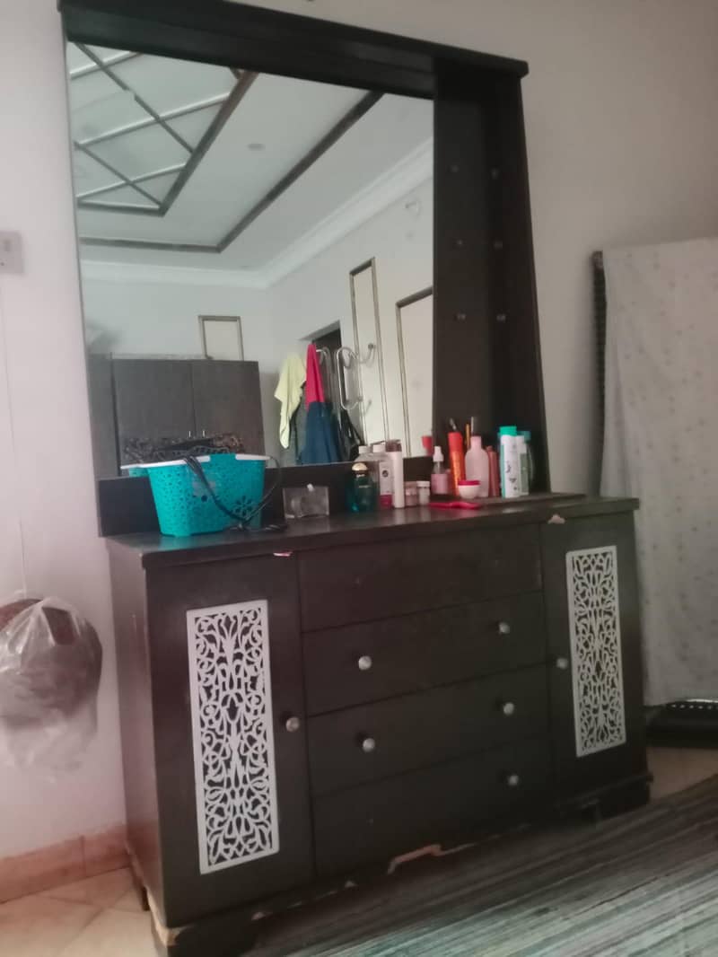 Modern Masterbed with sidetables 1