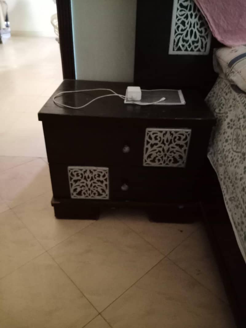 Modern Masterbed with sidetables 3