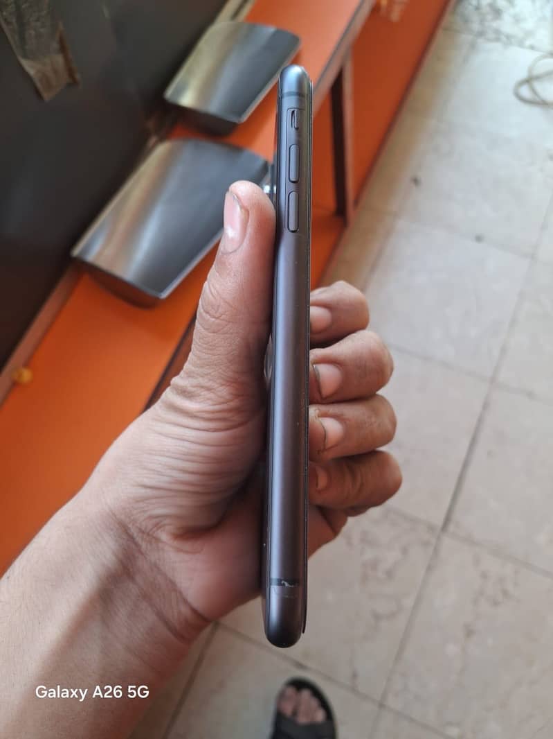 Apple iPhone 11 7