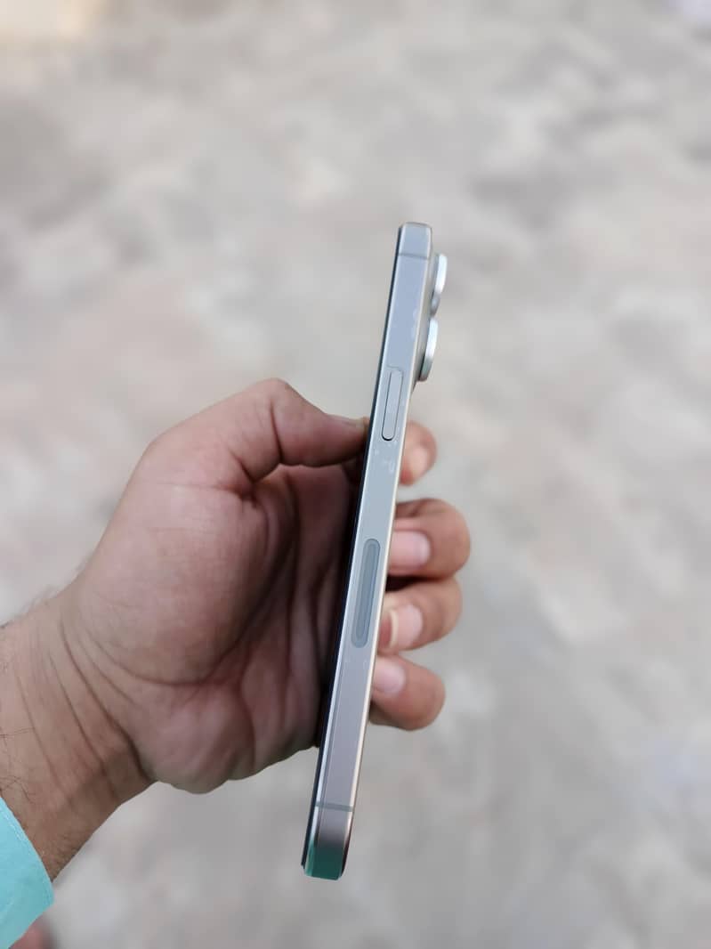 Apple iPhone 15 Pro Max 4