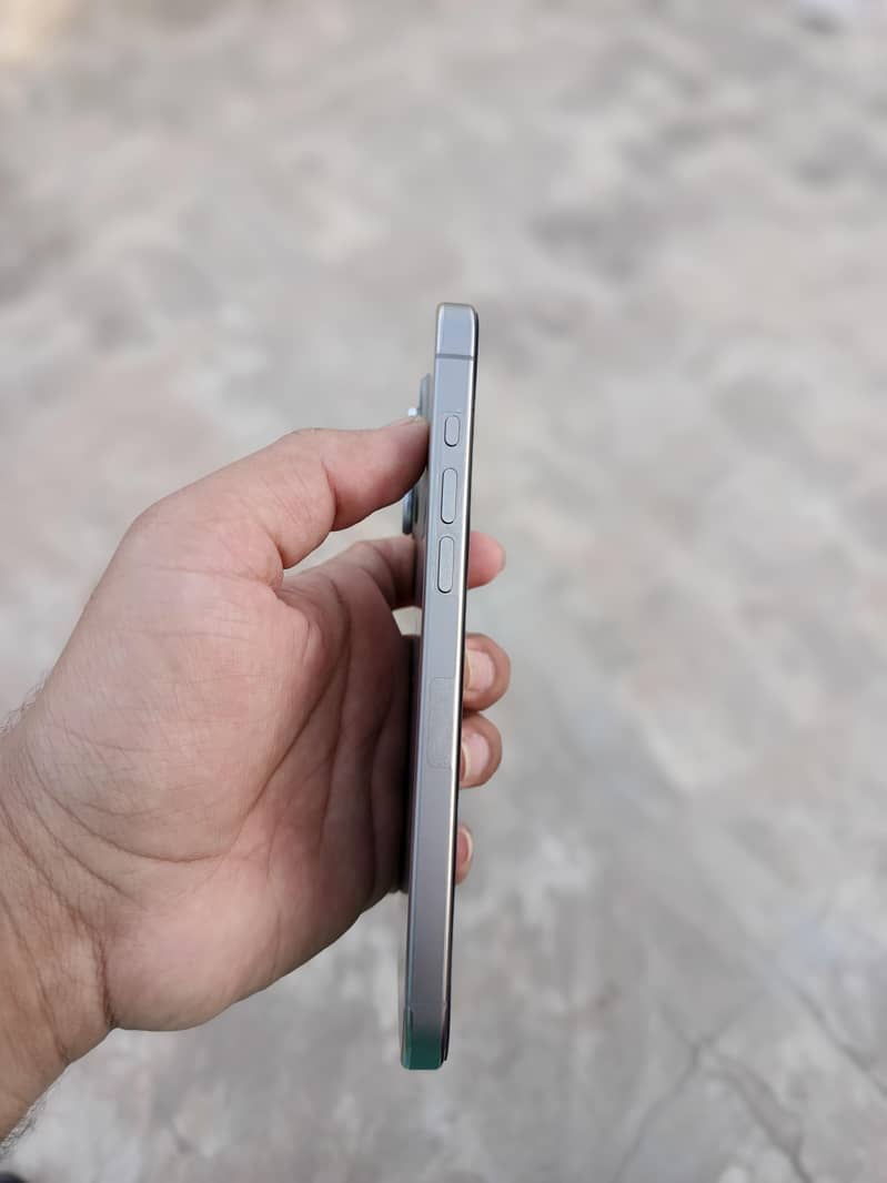 Apple iPhone 15 Pro Max 5