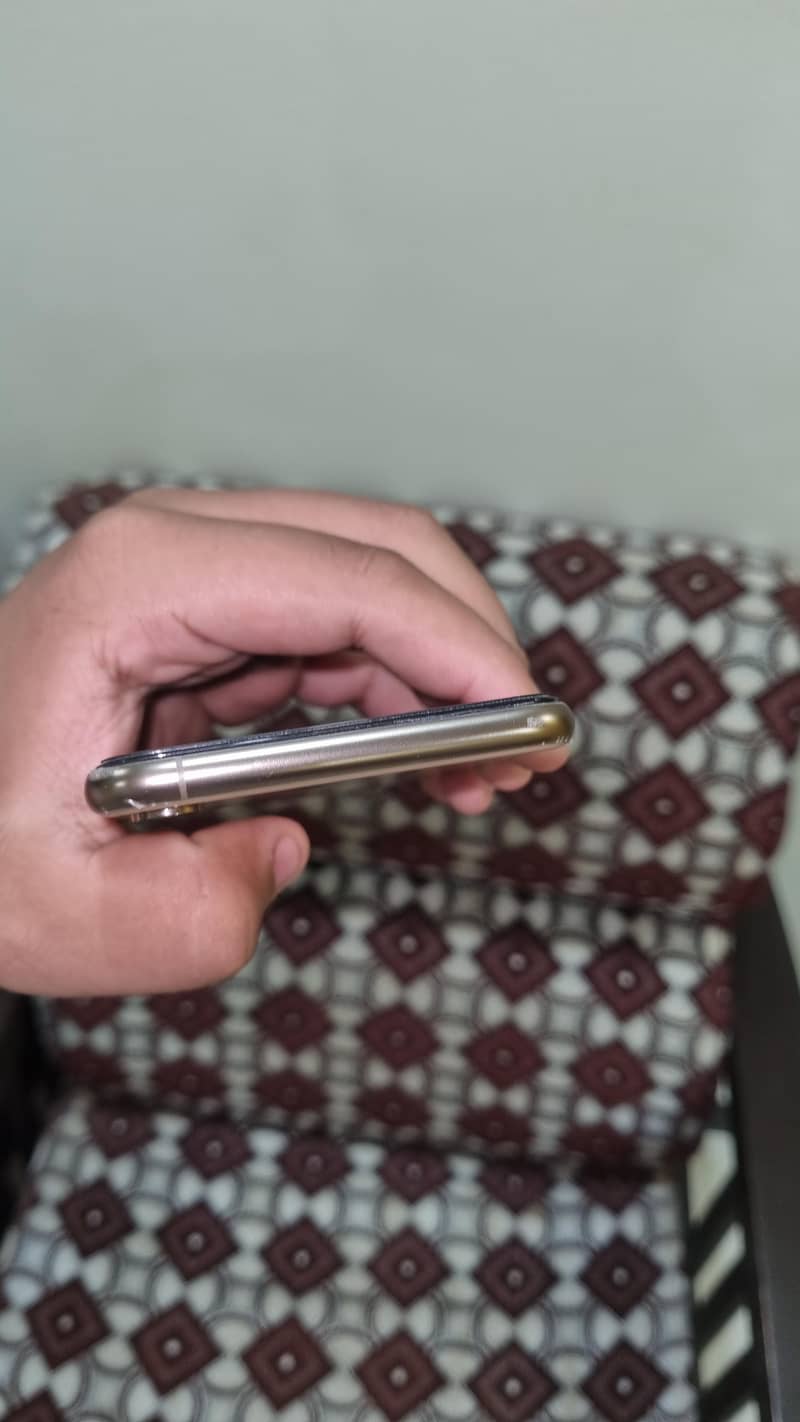 Apple iPhone X 4
