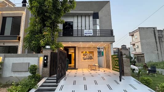 10 Marla Corner On 80" Road Modern Design House For Sale