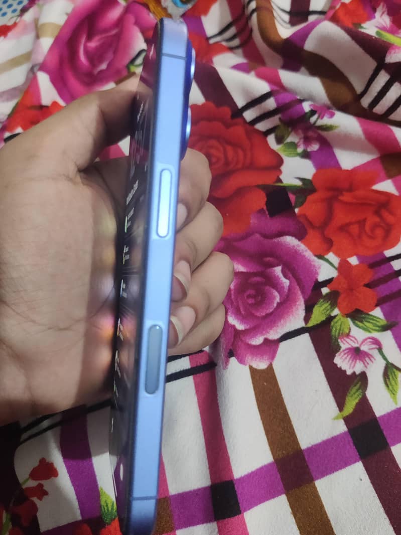 Apple iPhone 16 4