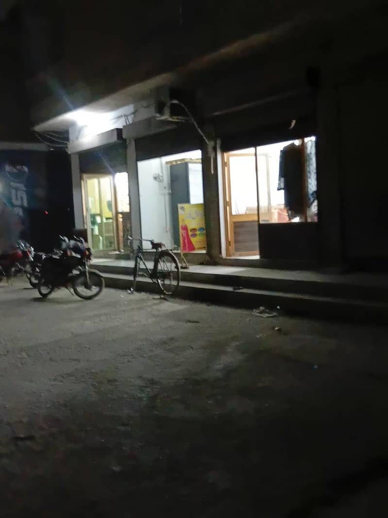 دکانیں کراے کے لیے خالی ہیں 2