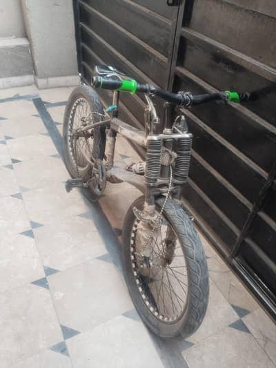 thourey Pasay lagaye gaye . saikal pay. . .