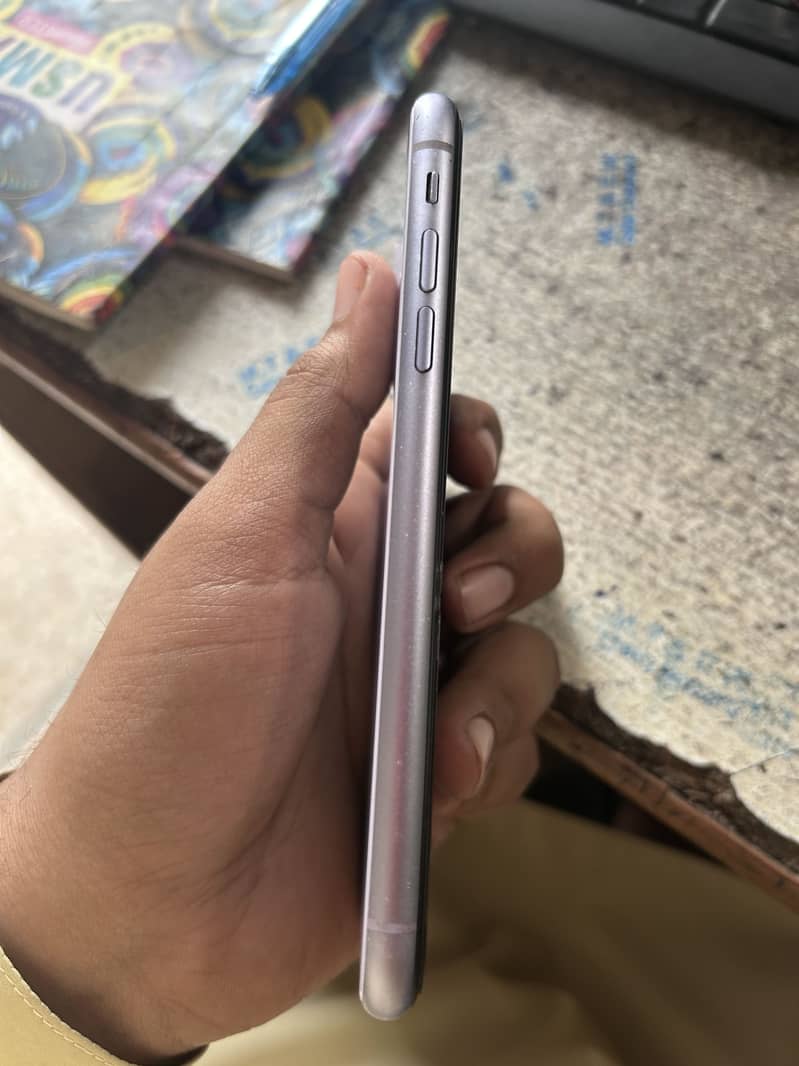 Apple iPhone 11 4