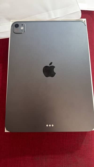 Very slightly used ipad pro m5 256gb urgent sale