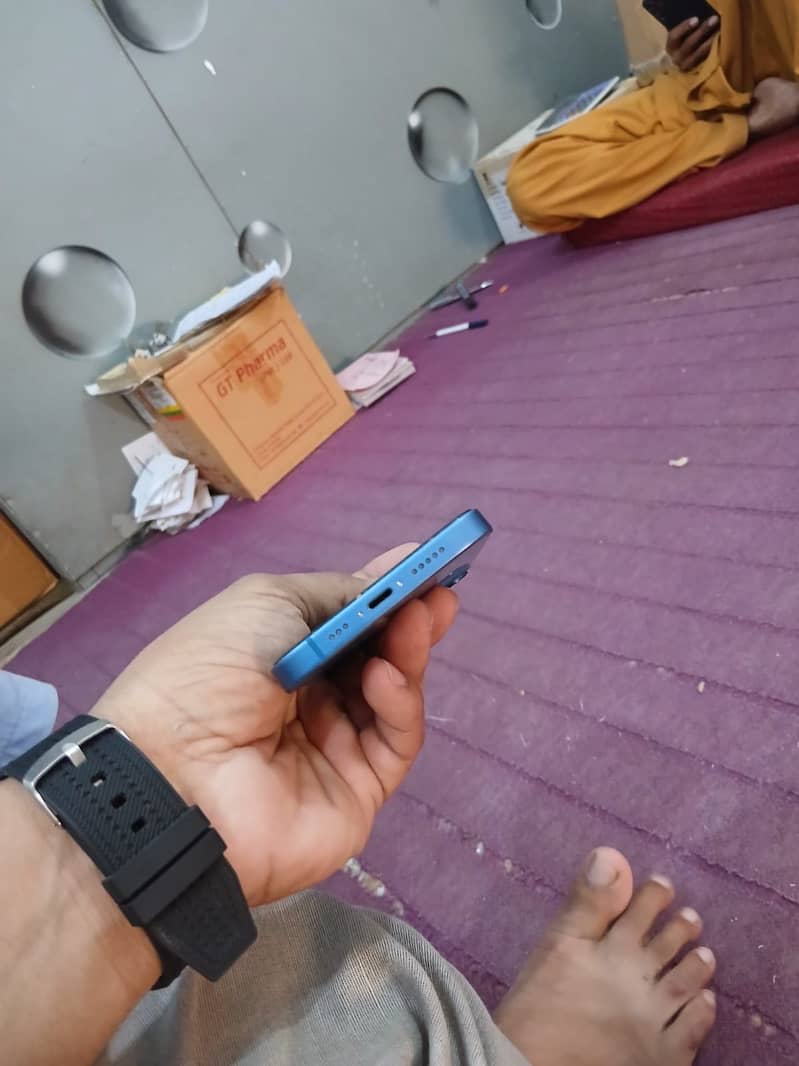 Apple iPhone 13 2