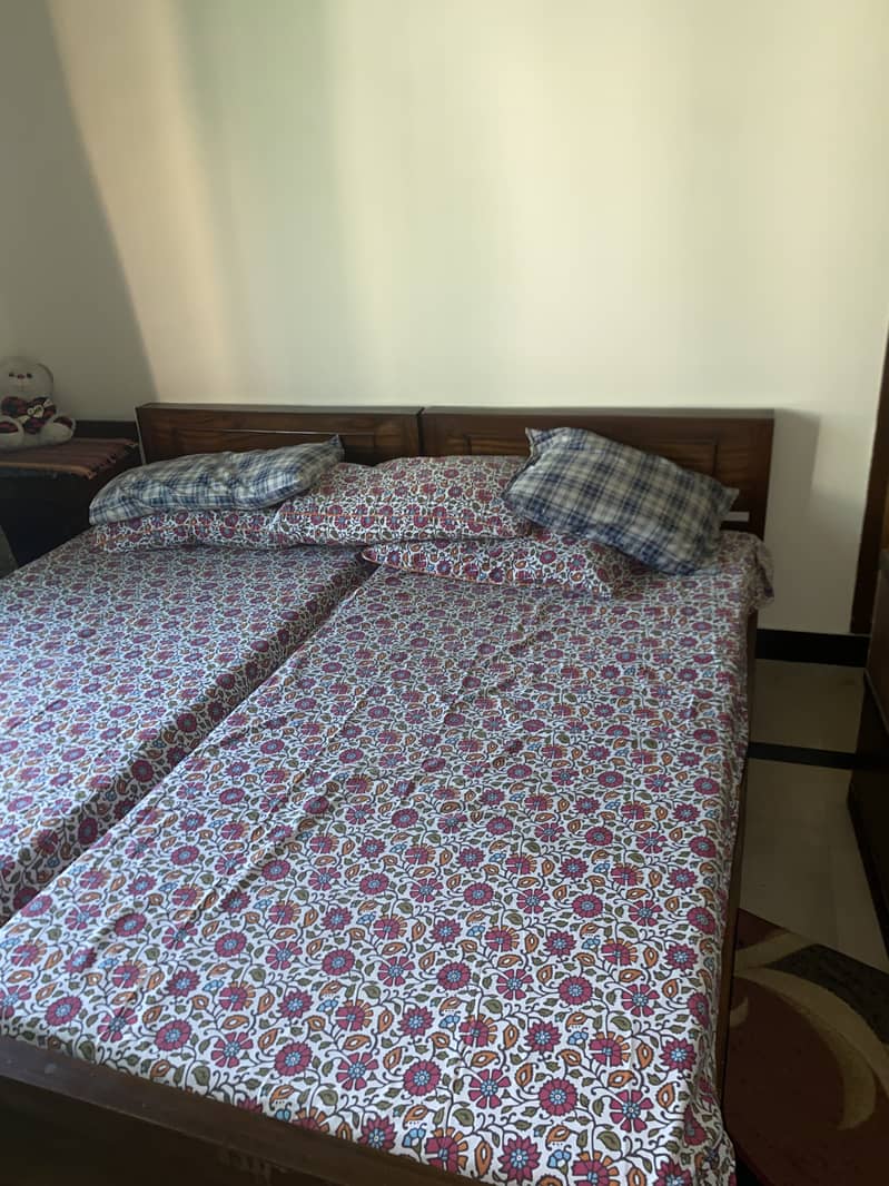 2 single beds without side tables 0