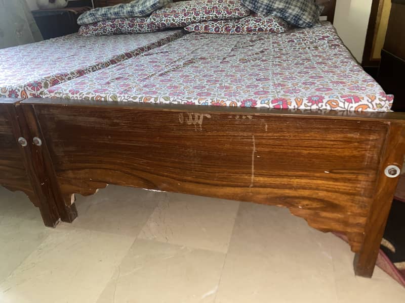 2 single beds without side tables 1