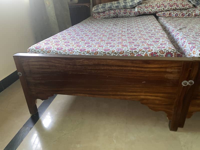2 single beds without side tables 2