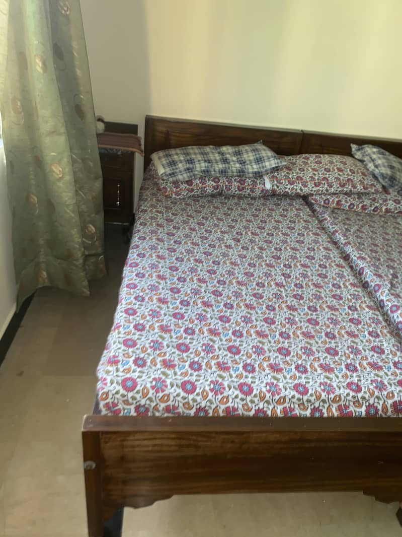 2 single beds without side tables 3