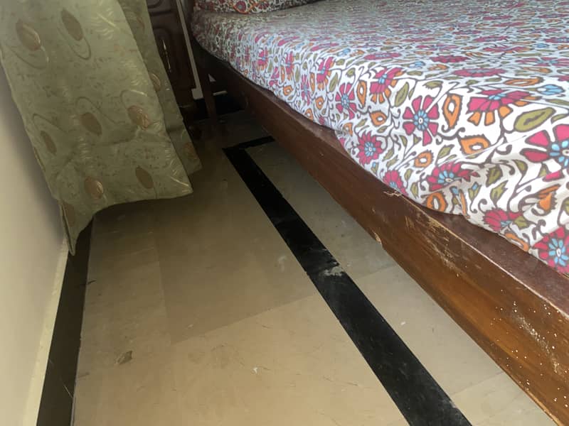 2 single beds without side tables 4
