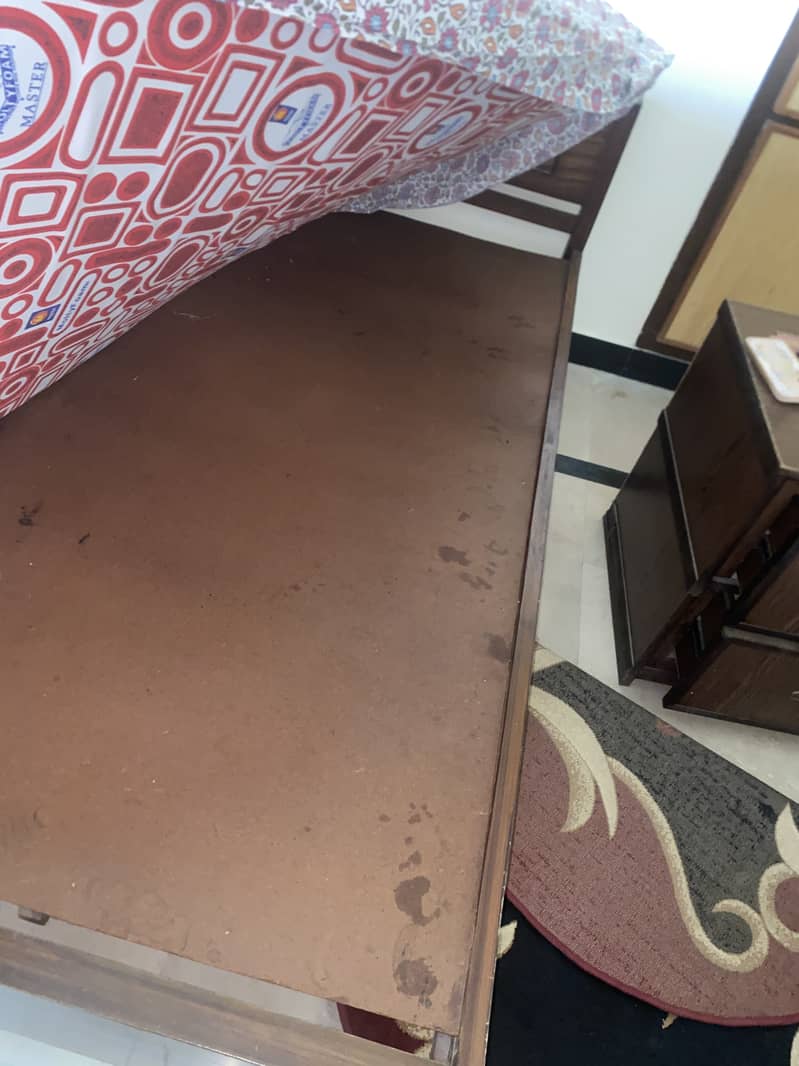 2 single beds without side tables 5
