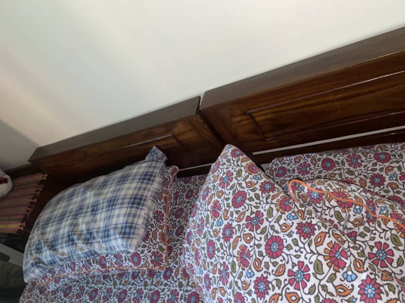 2 single beds without side tables 7