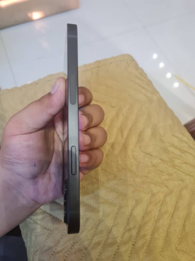 Apple iPhone 12 4