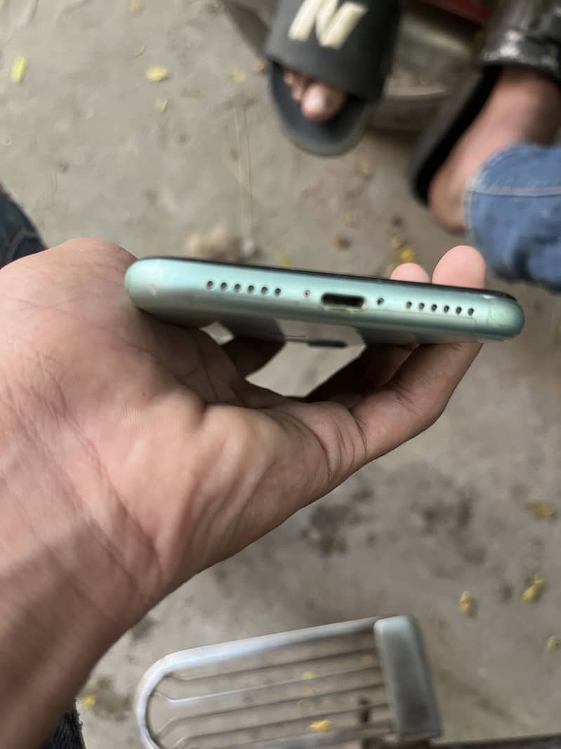 Apple iPhone 11 4