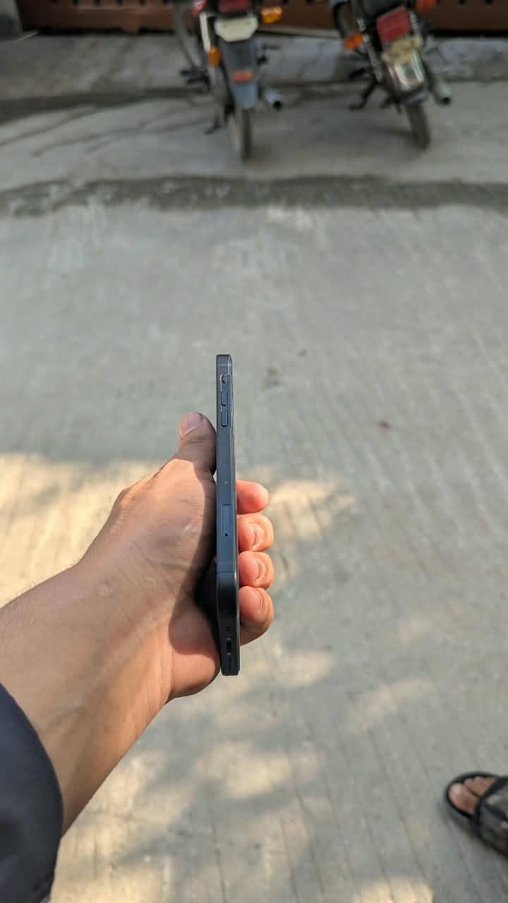 Apple iPhone 12 4