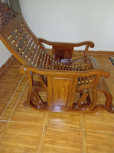 beautifool rocking chare is for sale urgent