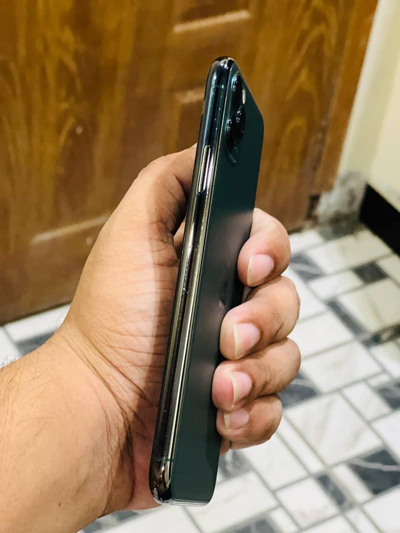 Apple iPhone 11 Pro Max 4