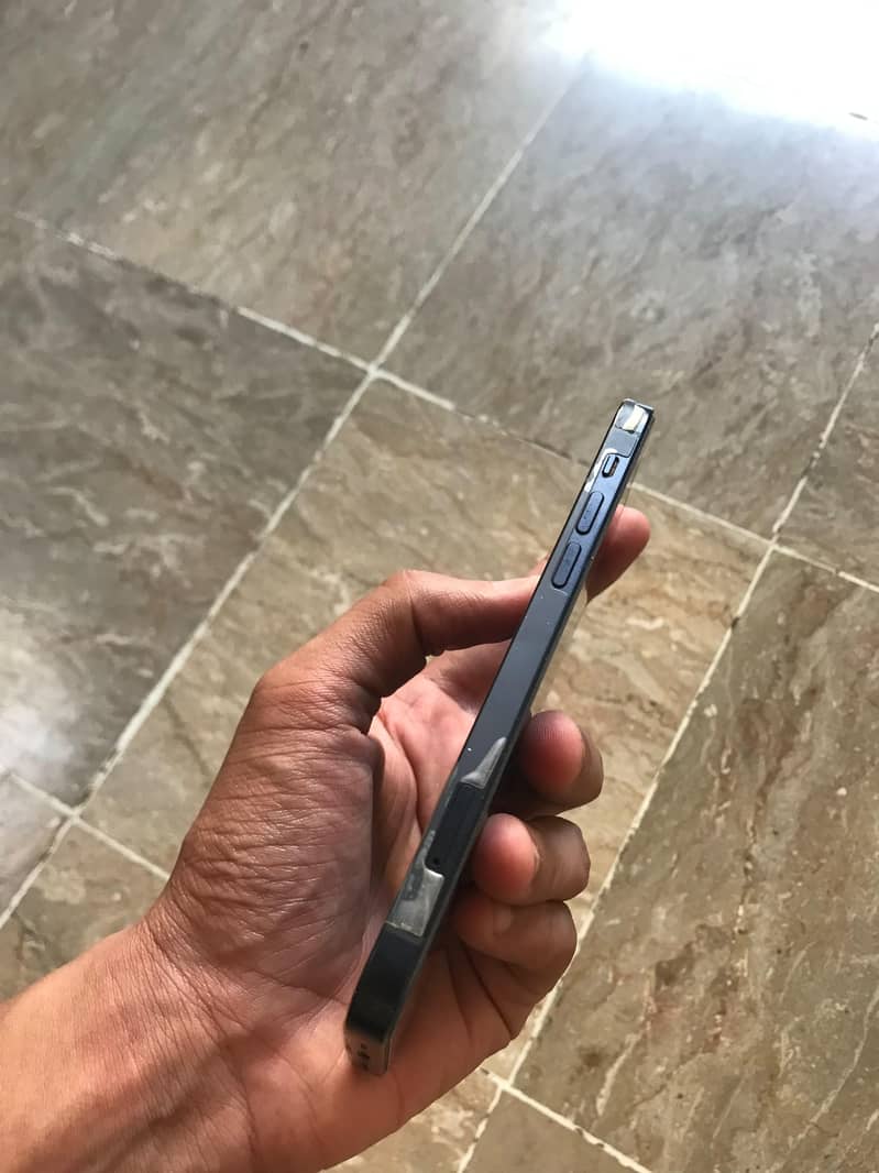 Apple iPhone 12 4
