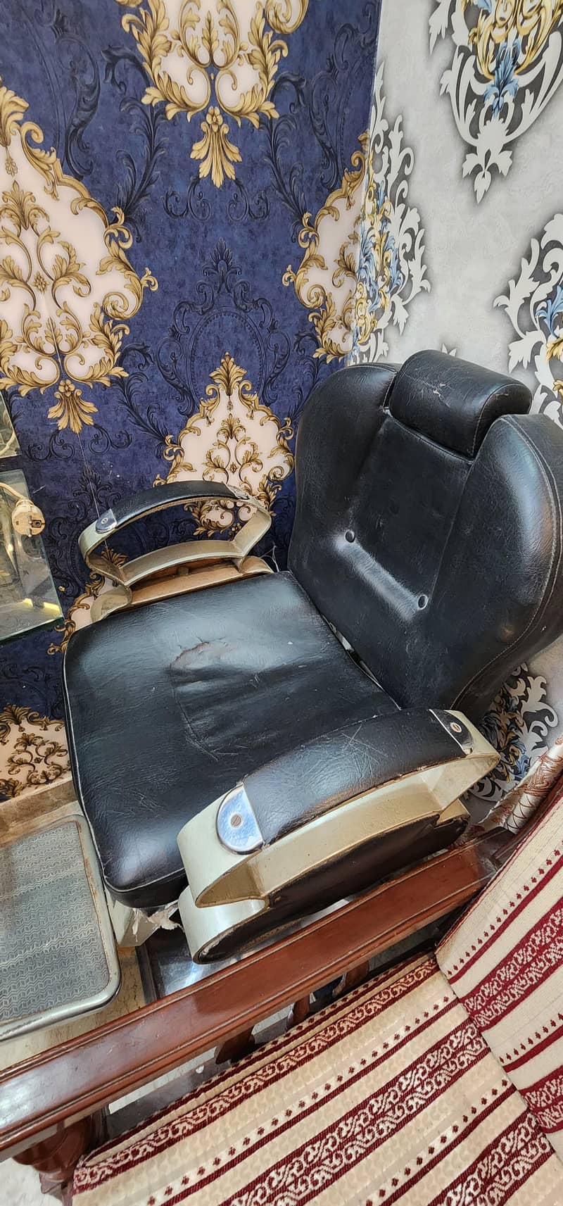 Saloon seaters 2