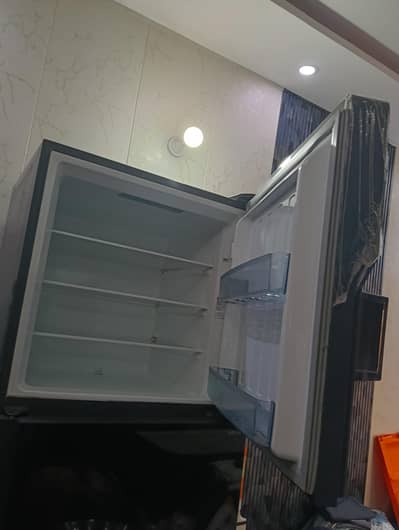GREE Refrigerator 16 Cubic Feet – Excellent Condition