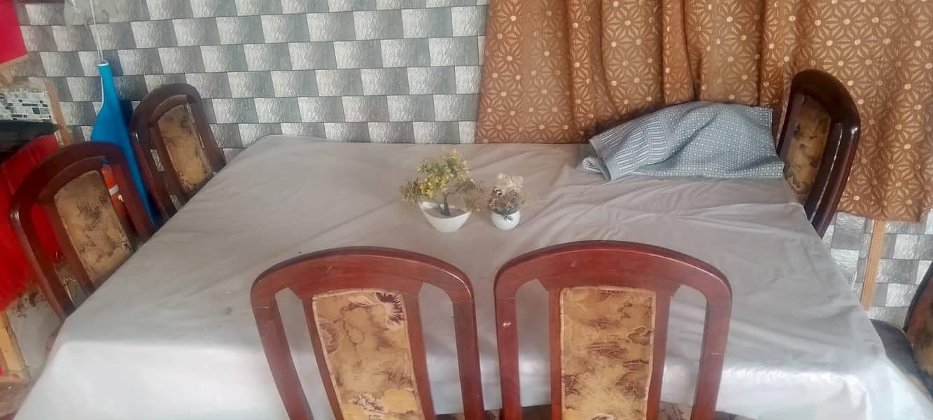 dining table in good condition 0