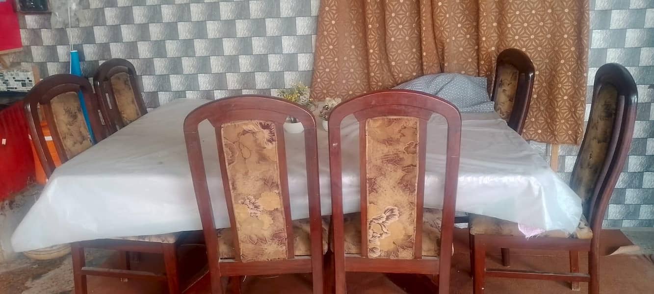 dining table in good condition 1