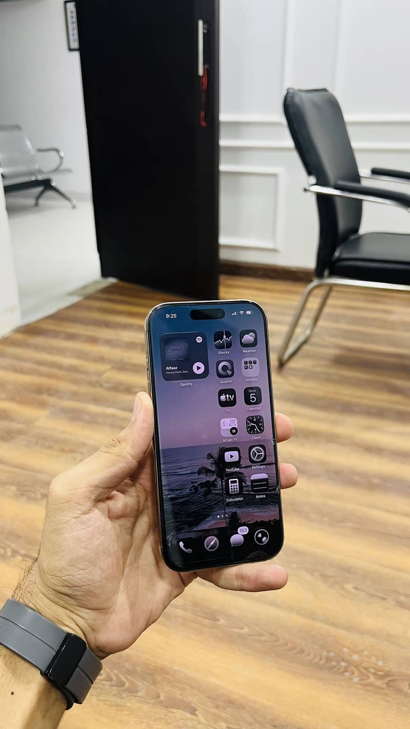 Apple iPhone 16 Pro 1
