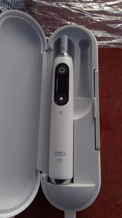 iO 7 Series electric toothbrush