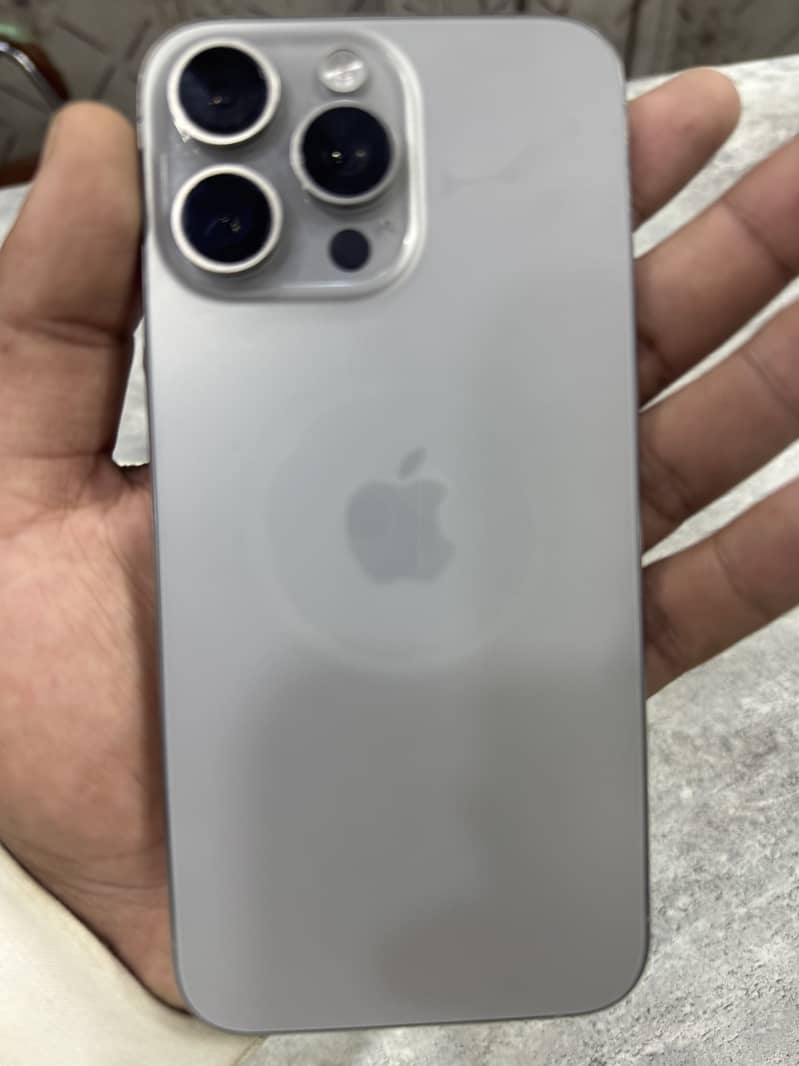 Apple iPhone 15 Pro Max 3
