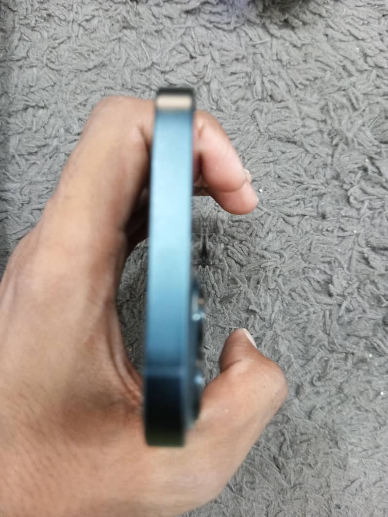 Apple iPhone 13 5