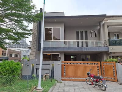 10 MARLA USED CORNER HOUSE FOR SALE