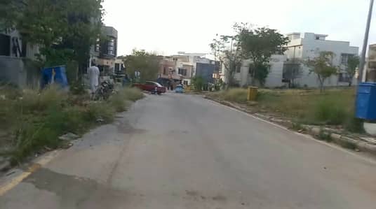 5 MARLA PLOT BEAUTIFUL LOCATION FOR SALE 50 FEET ROAD