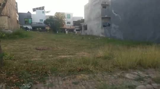 5 MARLA PLOT BEAUTIFUL LOCATION FOR SALE 50 FEET ROAD