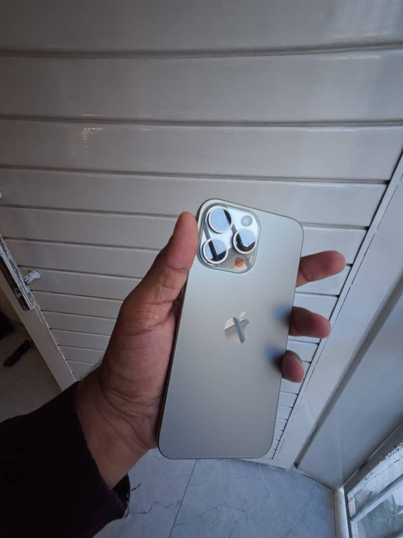 Apple iPhone 15 Pro Max 2