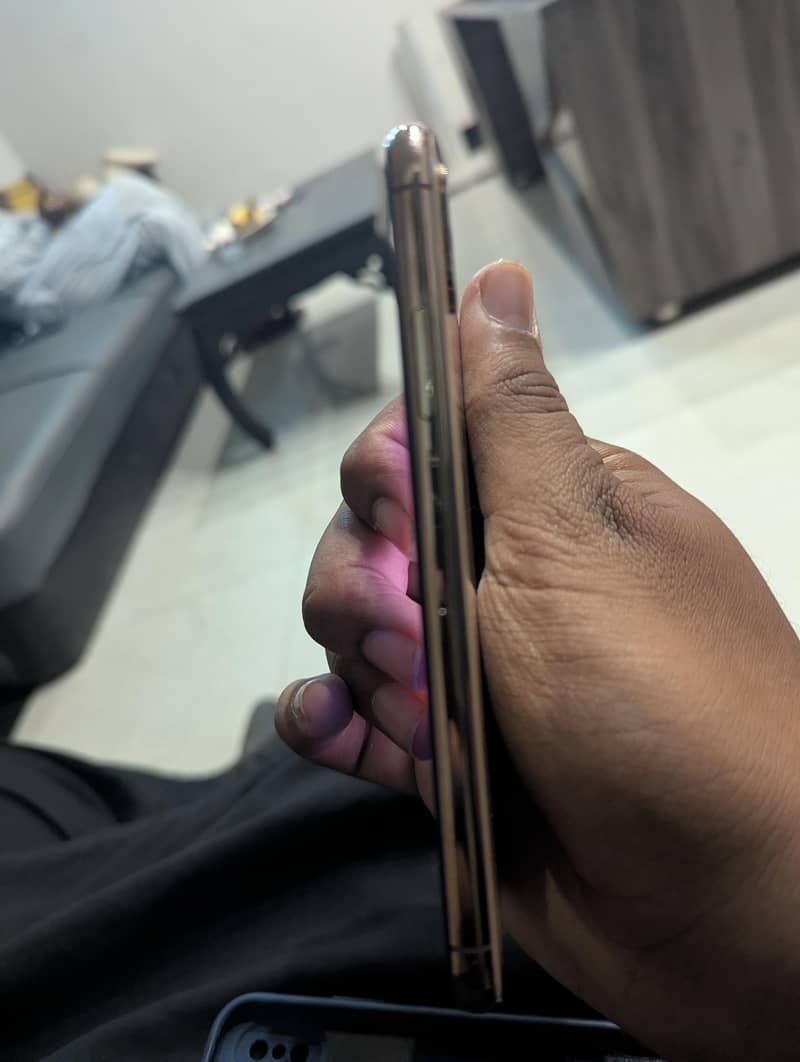 Apple iPhone XS 3