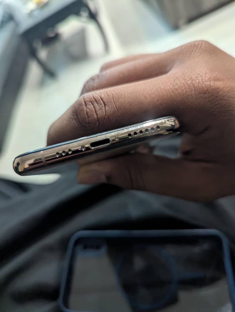 Apple iPhone XS 4