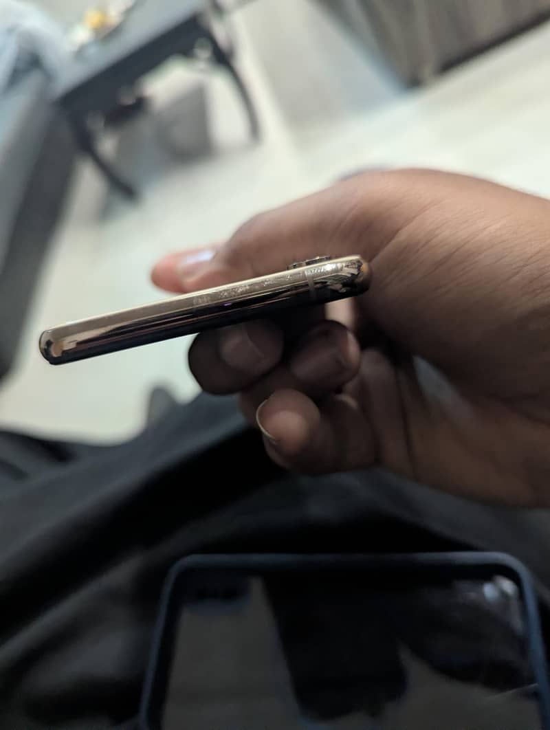 Apple iPhone XS 5