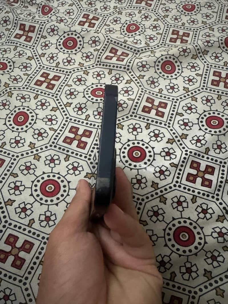 Apple iPhone 13 2