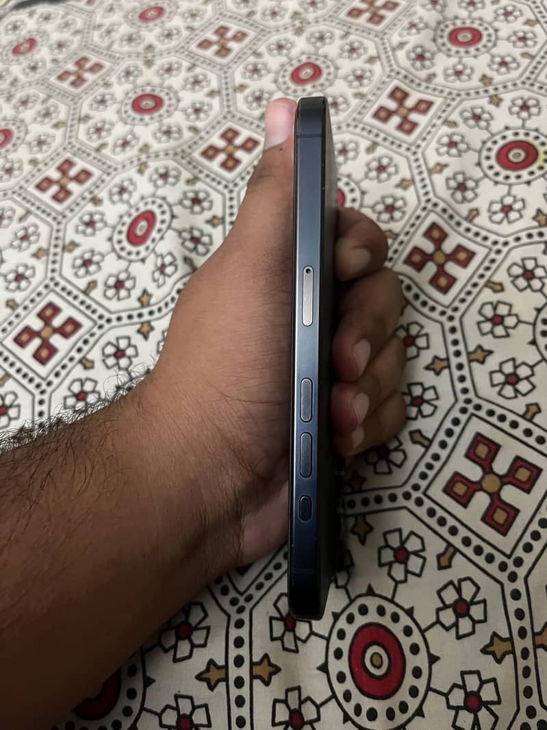 Apple iPhone 15 Pro 3