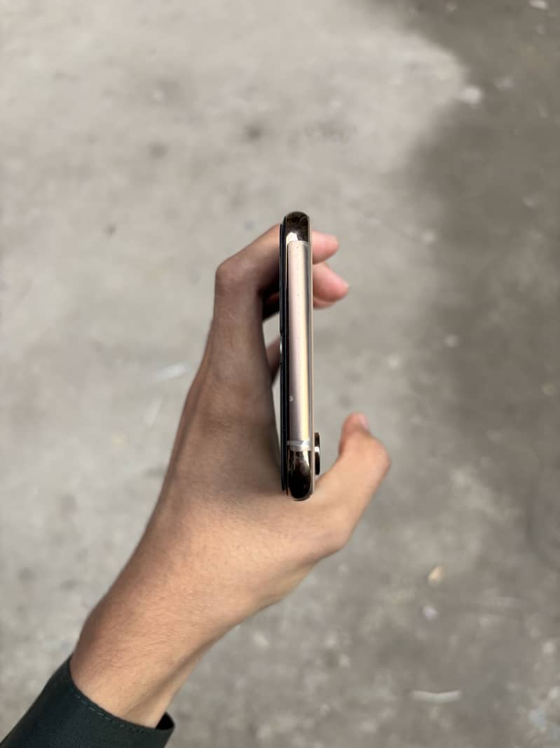 Apple iPhone XS Max 4