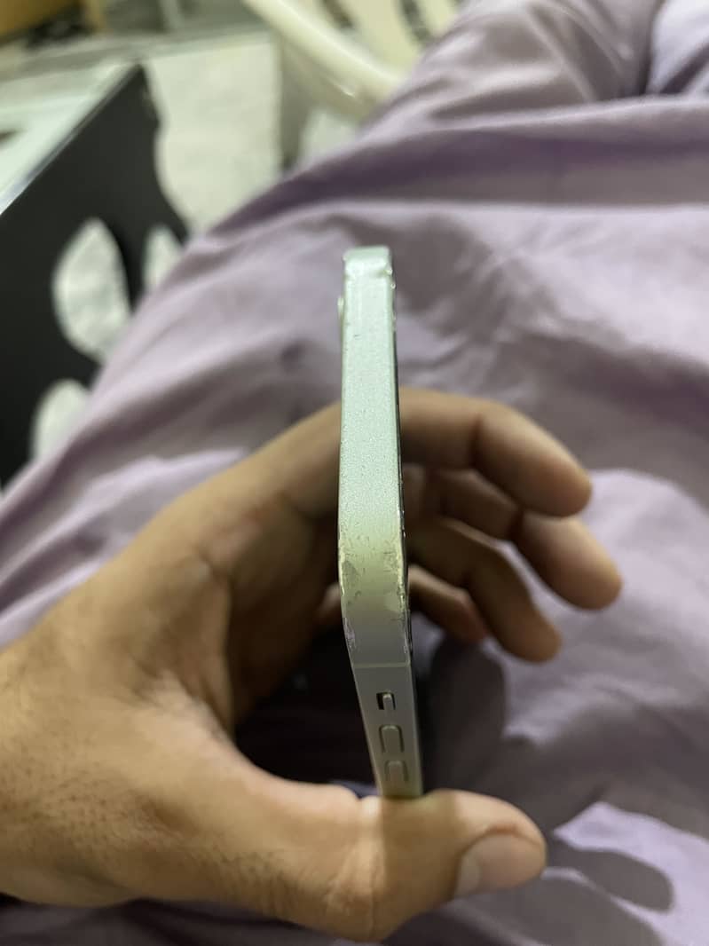 Apple iPhone 12 4
