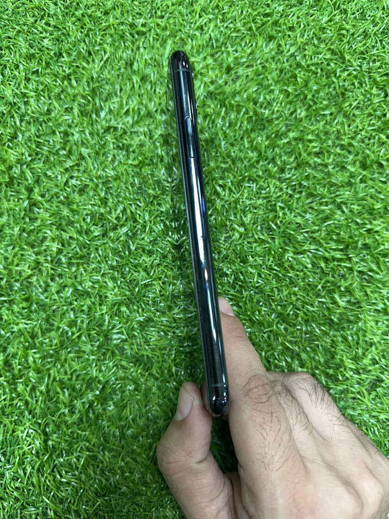 iPhone 11 Pro Max 1