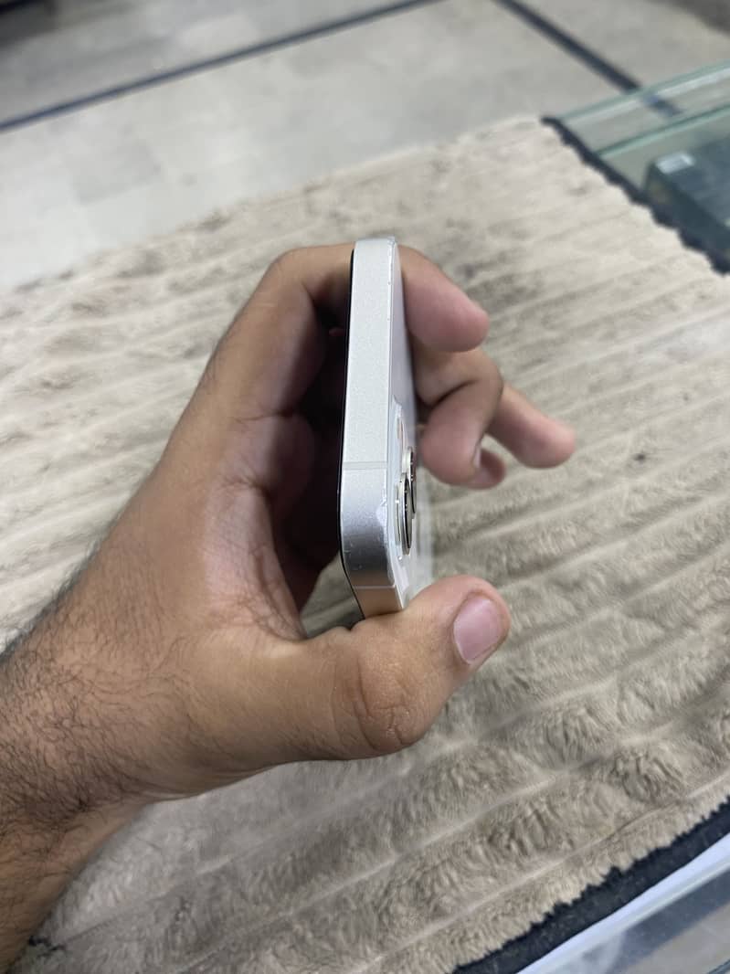 Apple iPhone 13 2