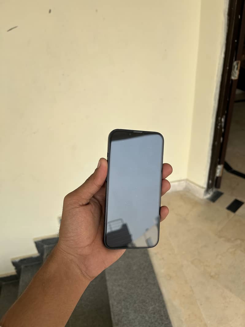 iPhone 13 4