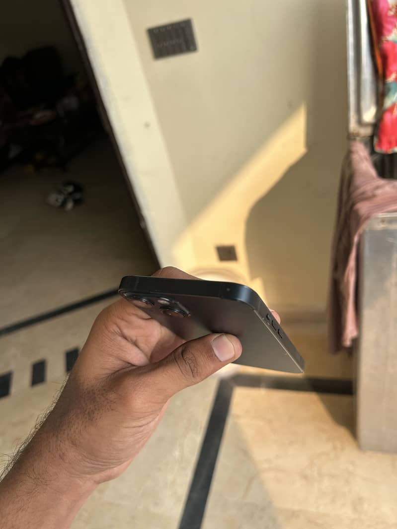 iPhone 13 6